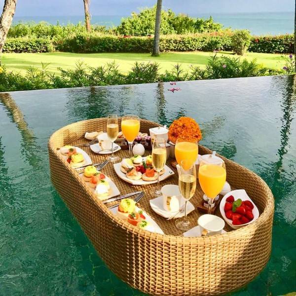 Floating breakfast bali