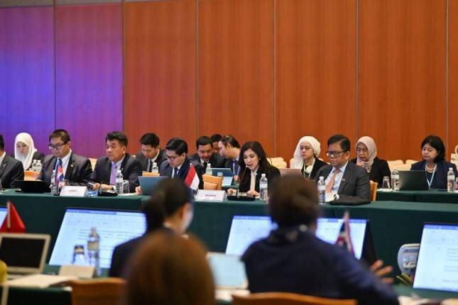 Direktur Jenderal Komunikasi Publik dan Media Kementerian Komunikasi dan Digital (Dirjen KPM Kemkomdigi), Fifi Aleyda Yahya (tengah), selaku Ketua Delegasi Indonesia saat memberikan sambutannya pada pertemuan ASEAN Ministers Responsible for Information (AMRI) ke-17 di Brunei Darussalam, Kamis (8/5/2025) Foto: Dok. Ditjen KPM Kemkomdigi