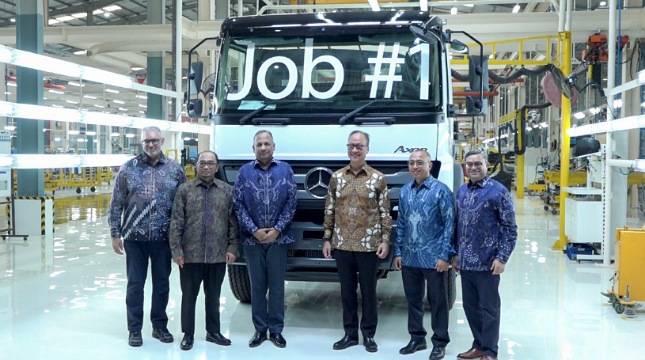 Menteri Perindustrian (Menperin) Agus Gumiwang Kartasasmita saat membuka pabrik baru PT Daimler Commercial Vehicles Manufacturing Indonesia (PT DCVMI) di Cikarang