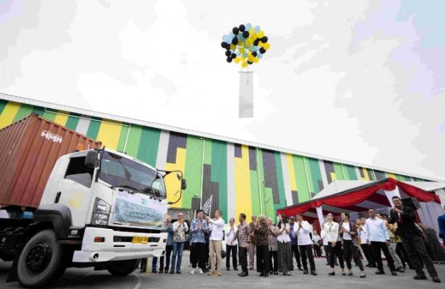 Menteri Perindustrian Agus Gumiwang Kartasasmita pada acara pelepasan ekspor mainan anak PT Royal Regent Indonesia (RRI) di Kawasan Industri Kendal (KIK), Jawa Tengah, Kamis (19/6).