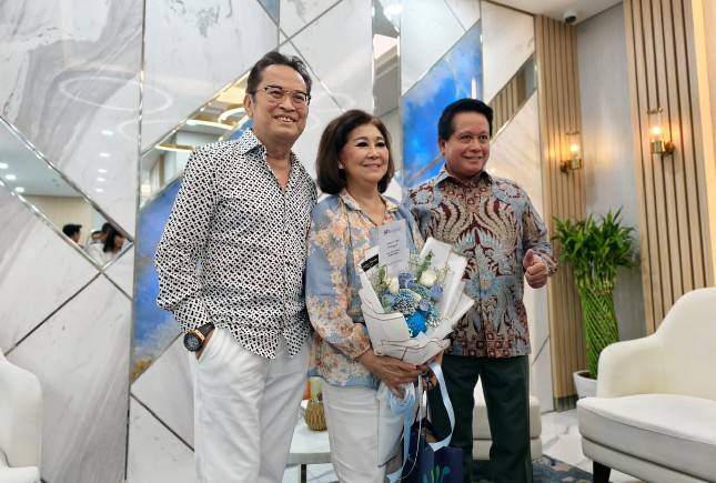 Direktur Utama BRI Hery Gunardi bersama Nasabah Prioritas