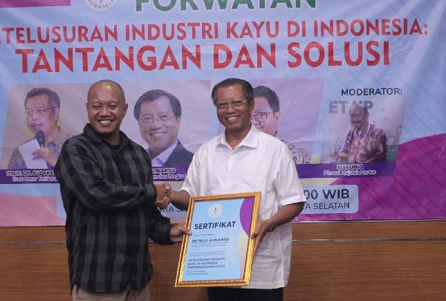 Ketua Forwatan Bantolo dan Petrus Gunarso Pengamat Kehutanan